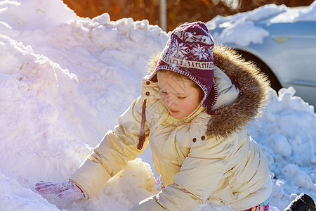 可爱的小caucasians女孩在冬天的雪中玩耍图片