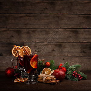 圣诞苹果圣诞节的混合葡萄酒食物装饰玩具桌子木头酒精饼干烈酒肉桂卡片背景