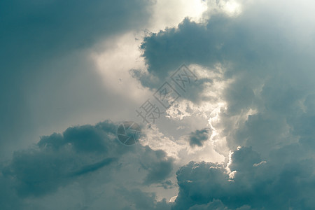 灰色天空和有阳光的飞云 云彩多云 背景高清图片