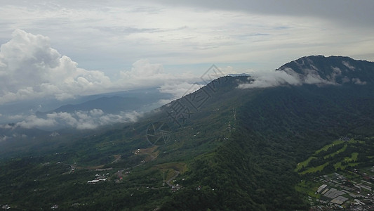 印度尼西亚Buyan湖和Bedugul村的空中无人驾驶飞机飞行顶峰热带旅行假期建筑学场景风景双胞胎小路花园图片