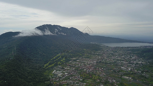 印度尼西亚Buyan湖和Bedugul村的空中无人驾驶飞机飞行双胞胎丛林建筑场景热带假期花园高尔夫球旅游顶峰图片