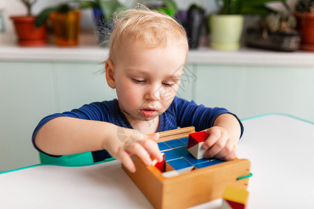 婴儿玩木块游戏 形成一种模式环境闲暇孩子组织立方体盒子独角兽童年教育男生图片