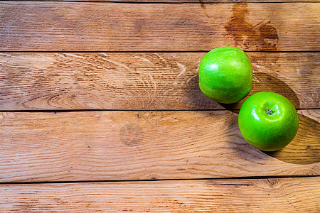 木制桌上的成熟绿苹果的细节叶子水果营养食物饮食宏观木头苹果木桌子乡村图片