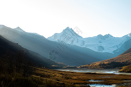 阿尔泰山和两山之间的峡谷的自然景观 以及那座山的景象叶子岩石天空环境旅行栅栏场地树木山沟紫色图片