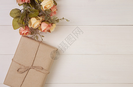美丽的花朵和礼物盒 在浪漫的木木背景上生日玫瑰包装庆典乡村假期母亲妈妈婚礼木头图片