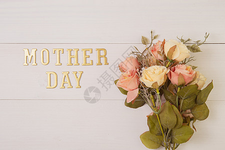 美丽的花朵和文字母亲日 木本背景与r假期妈妈装饰礼物古董桌子问候语婚礼玫瑰生日图片