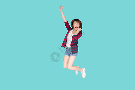 美丽快乐的年轻的年轻亚洲女性 与表达乐趣跳跃 e图片