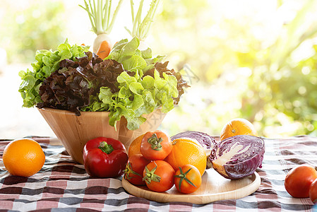 新鲜有机原生蔬菜和水果 碗中菜类和水果 供桌上沙拉树叶乡村叶子食物收成农场厨房胡椒生产市场图片