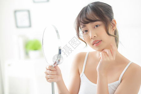美丽美丽的年轻年轻的亚洲女人 快乐的笑容和眼神房间成人皮肤卫生治疗镜子化妆品女孩身体护理图片