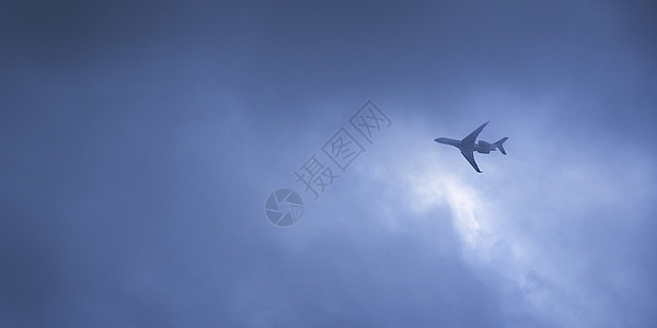 飞机飞在地上闪电呼吸道乘客天空太阳技术货物旅行蓝色航空公司图片