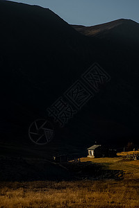 在高山脚下altai山的一座山上的木屋森林村庄环境树木光束高度草地爬坡丘陵村屋图片
