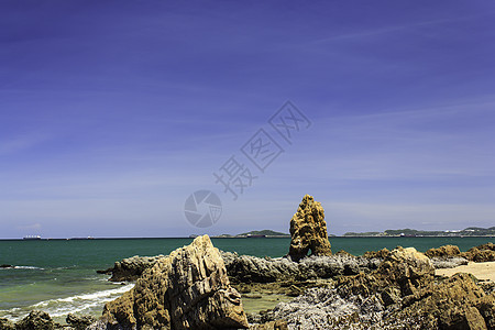 美丽的海洋和岩石白天热带晴天阳光闲暇海浪石头天空太阳旅行海岸线图片