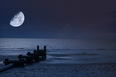 半月和半星 在海滩和海洋的海边夜里与一个P星星风景地平线管道海景反射蓝色月亮热带支撑图片