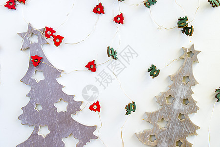 圣诞快乐和新年快乐 将背景 树木和加兰放在白底幕上装饰视角新年风格邀请函玩具雪人花环框架庆典图片