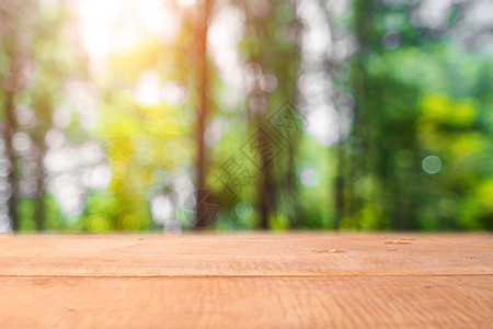 将空旧木头选择性地聚焦于模糊的自然绿叶树叶材料商业海报眼镜笔记森林桌子花园木板图片