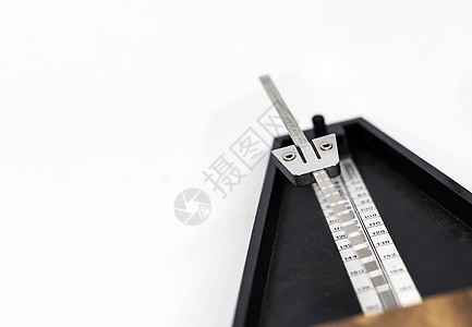 经典节拍器的钟摆细节 节奏测量工具运动音乐家时间乐器钢琴控制古董平衡木头行板图片