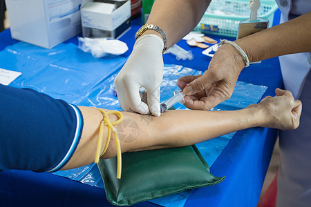 医生在手臂上注射针头 以收集血液进行血热测试药品甘油三酯护士医院实验室梅毒采样医疗考试男人图片