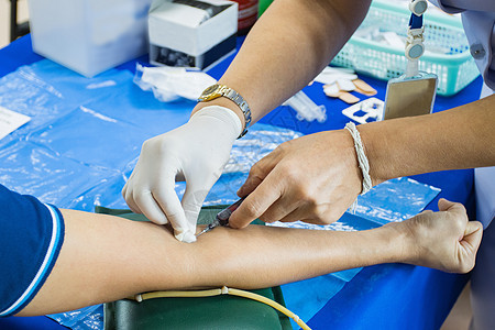 医生在手臂上注射针头 以收集血液进行血热测试实验室医疗甘油三酯护士注射器药品女士采样重量考试图片