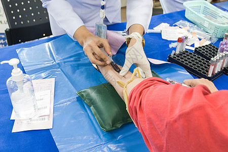 医生在手臂上注射针头 以收集血液进行血热测试药品采样检查护士实验室压力医疗女士梅毒甘油三酯图片