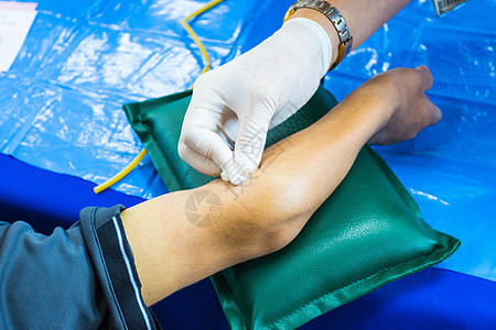 医生在手臂上注射针头 以收集血液进行血热测试检查药品医院考试疾病护士采样男人注射器实验室图片