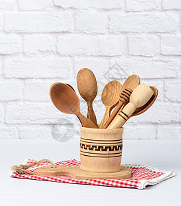 各种勺子和厨房的木制餐具 放在一个白色的碗里图片