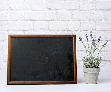黑色背景 白砖墙后面的空木纸边框框架粉笔木板教育空白广告绘画学校广告牌木头图片