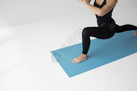 黑色瑜伽垫体式灵活的高清图片