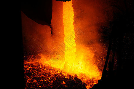 从熔炉中排出的热液体金属图片
