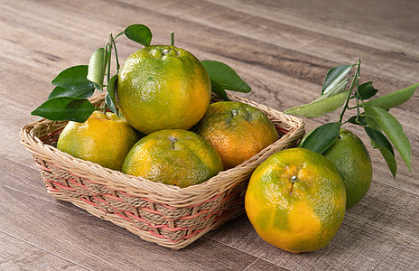 木桌背景上鲜熟的橘子红番茄柑橘农业农场篮子饮食木头叶子食物盒子橙子桌子图片