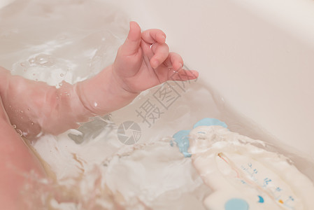 在白浴盆洗澡的可爱婴儿眼睛乐趣卫生浴缸泡沫情感孩子房子肥皂幸福图片