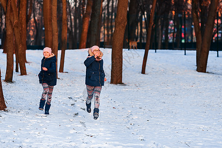 美丽的少女女孩在冬天玩得开心微笑快乐靴子公园季节乐趣帽子喜悦孩子享受图片