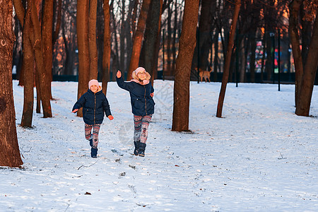 美丽的少女女孩在冬天玩得开心雪花青少年公园幸福天气童年乐趣季节森林帽子图片