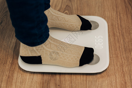 智能尺寸 现代电子设备上的女孩计量器重压板监视器运动重量脂肪健身秤工具创新测量饮食图片