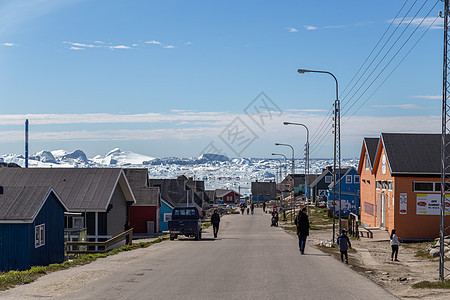 格陵兰Ilulissat的多彩房屋和冰山图片