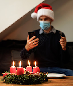 带着圣塔帽的年轻人 在TH有在线圣诞节派对电话说话肺炎新年视频通话互联网感染庆典假期图片