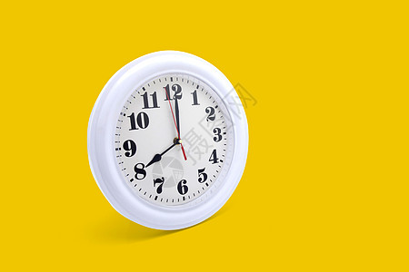 现代挂钟白色隔离在黄色背景 时间和时期 办公室钟表和模型与小时和分钟 时针 对象经典图片