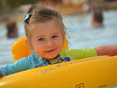 在游泳池的小女孩 带救生艇在泳池里图片