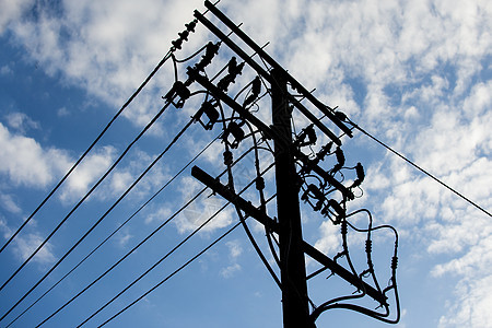 电杆与高压电线连接 上面有蓝天背景的电线图片