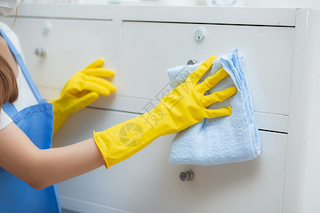 亚洲年轻女性戴着手套在房间里打扫房间的特写手 管家用织物擦拭 女佣和服务 工人在家里打磨灰尘 家务和家务 生活方式概念保健笔记本图片
