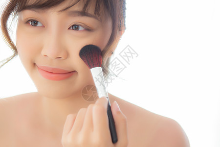 美女肖像年轻的亚洲女人微笑着 面带镜子 在卧室里用刷子脸颊化妆 漂亮的女孩拿着腮红 护肤和化妆品概念成人造型师护理女士粉末治疗魅图片