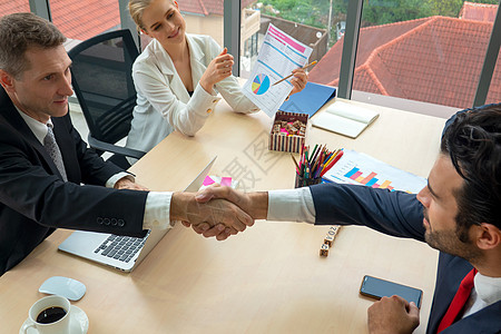 商务人士在现代办公室握手完成成功的会议联盟多样性领导合伙合同企业家商业生意人朋友们协议图片
