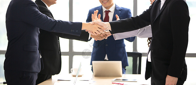 商务人士在现代办公室握手完成成功的会议团体投资团队顾客合作合资企业交易同事问候语祝贺图片