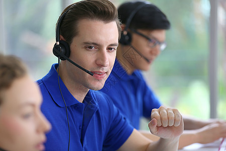 咨询客户时戴耳机的呼叫中心接线员 电话营销或电话销售 客户服务和经营理念帮助推销团队商业商务助手办公室代理人热线职员图片
