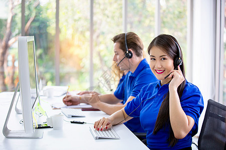 呼叫中心接线员代理人客户工人推销团队同事操作员顾问电脑顾客图片