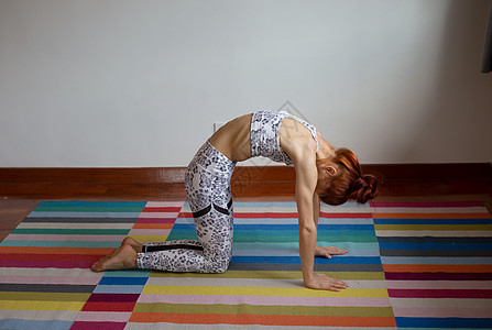 妇女在家里做瑜伽运动装成人女士灵活性身体练习地面训练姿势体操图片