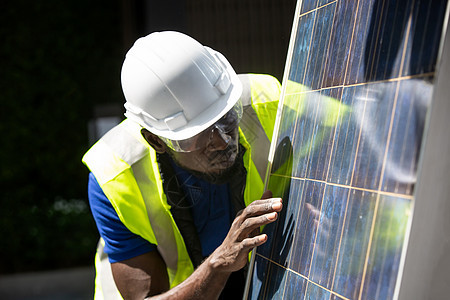 生产工厂的制造工工工程人员工程师建造控制板团队房子技术太阳能板安装男性天空太阳图片