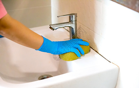 手放在照片中的蓝色橡胶手套中 清除和洗涤浴室水槽感染疾病危害家务卫生间生物清洁工主妇医院女性图片