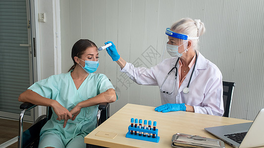 检疫期间冠状病毒的保护 女医生对女病人进行体检保健女士从业者卫生疾病成人检查诊断治疗实验室图片