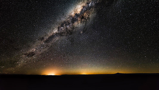 夜晚风景 山上有多彩的银河和黄光 夏季星空与山丘相伴 美丽的宇宙 空间背景星云冒险墙纸勘探科学乳白色星光火花气氛望远镜图片