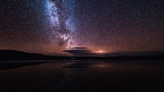 夜晚风景 山上有多彩的银河和黄光 夏季星空与山丘相伴 美丽的宇宙 空间背景星光场景乳白色气氛墙纸天空星系天文学银河系科学图片